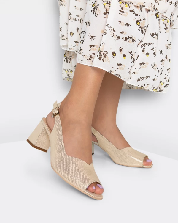 Złote sandały ze skóry naturalnej na słupku